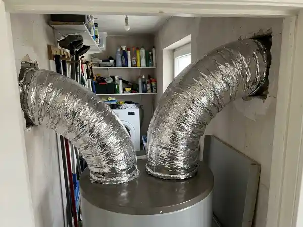 Gaines d'air raccordées au sommet d'un chauffe-eau thermodynamique