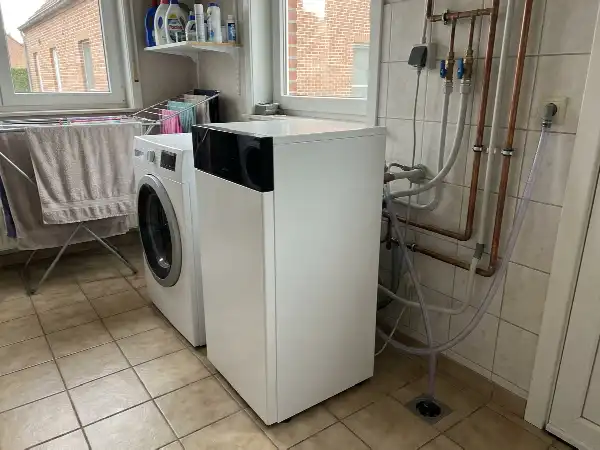 Ballon thermodynamique monobloc posé dans une buanderie
