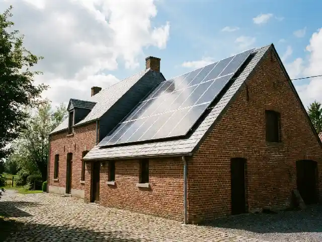 Panneaux photovoltaïques sur le toit en ardoises d'une maison belge