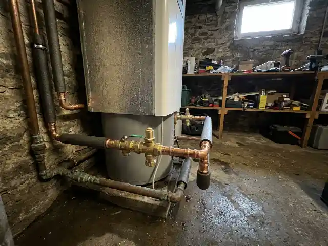 Raccordements sanitaires et groupe de sécurité d'un ballon thermodynamique